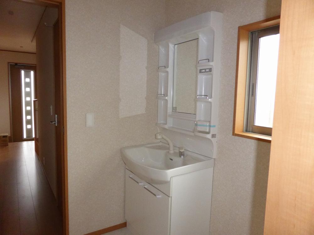 Wash basin, toilet. 2013.10.29 shooting. Shower Dresser