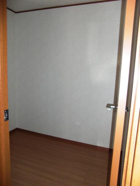 Receipt. Second floor hallway part of about 2.5 quires closet