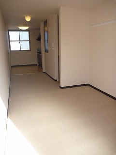 Living and room.  ■ living