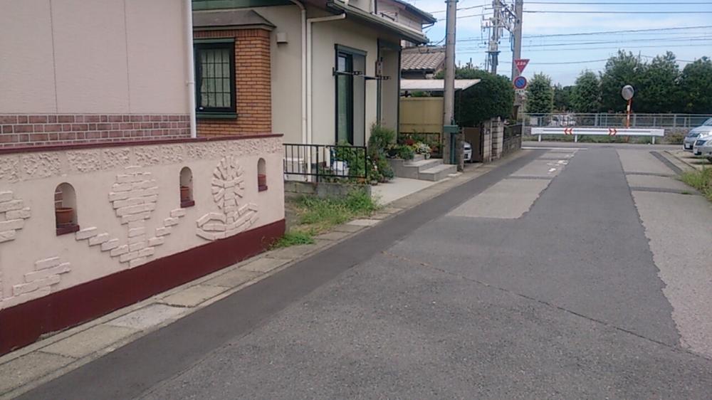 Local photos, including front road. Frontal road