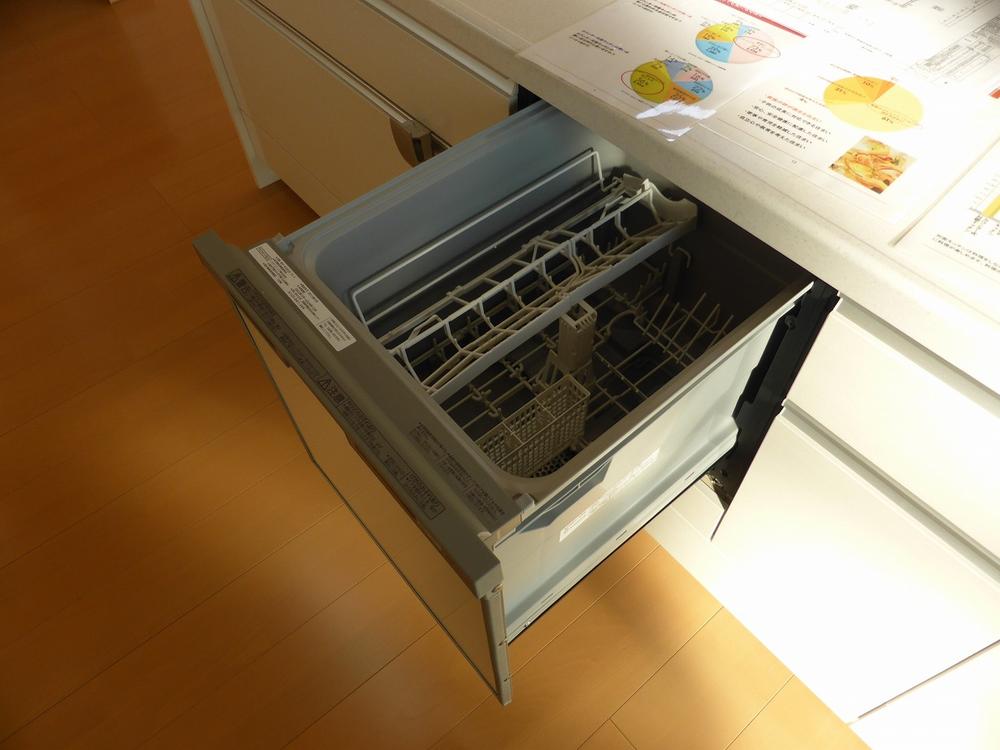 Kitchen. 2013.10.28 shooting. Convenient dishwasher. 