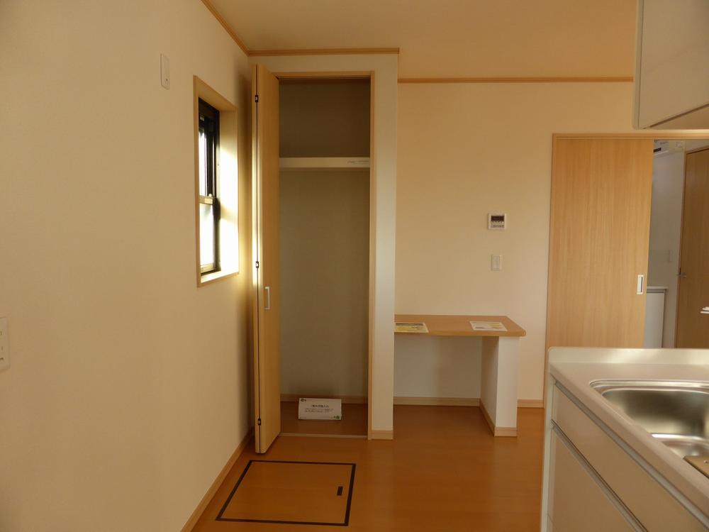 Receipt. 2013.10.28 shooting. Kitchen next to the storage and there is a small shelf