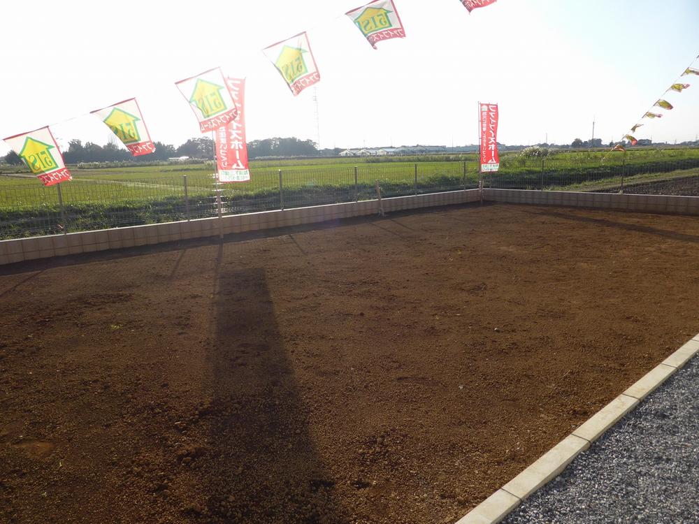 Garden. 2013.10.28 shooting. Spacious garden. You can use various such as barbecues and home garden. It is also wide with room keeps a large dog. 