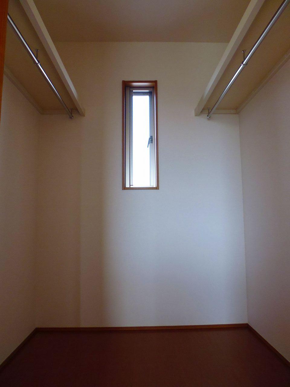 Receipt. 5 Building Walk-in closet