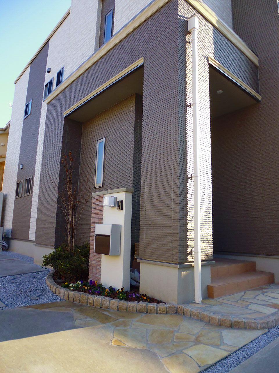 Non-living room. 5 Building Entrance before outside the structure