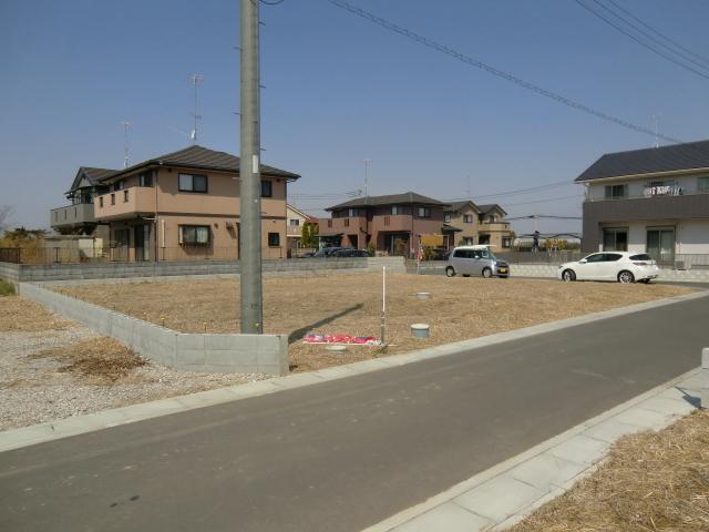 Local photos, including front road. Shooting from property south (April 2013)