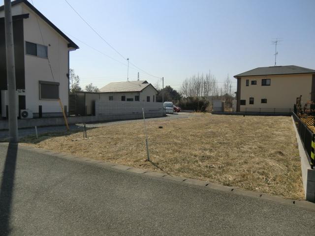 Local photos, including front road. Shooting from the property northwest side (April 2013)