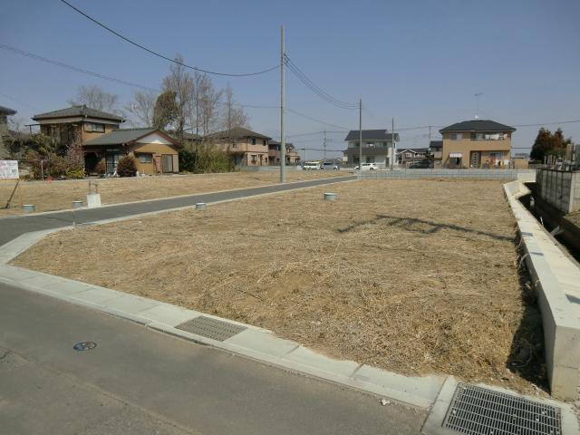 Local photos, including front road. Shooting from property south (2013 years)