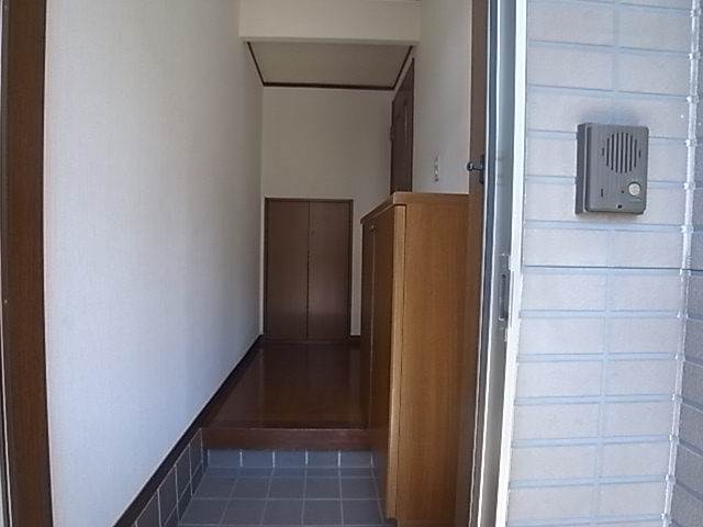 Entrance. Also it comes with a shoebox.