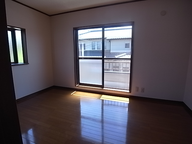 Other room space. Western-style is also bright.