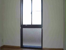 Living and room. Attaching windows capture the sunlight, Ventilation is also possible.