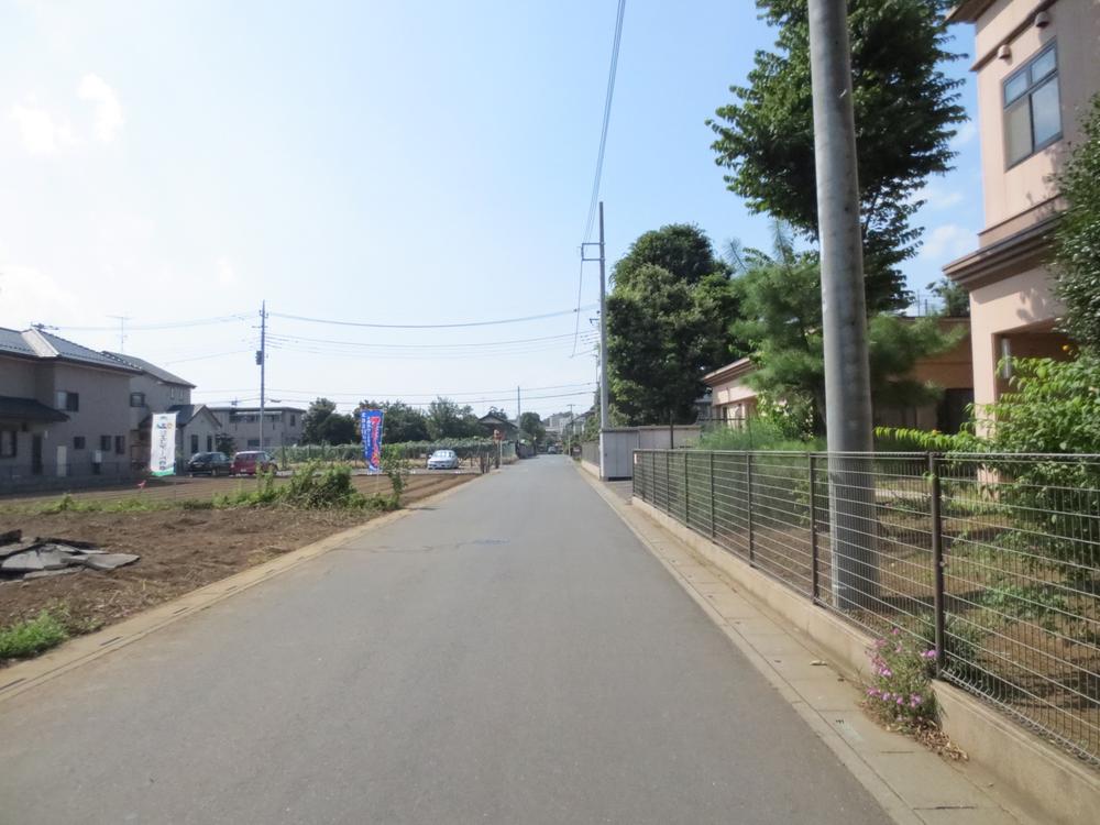 Local photos, including front road. Car as expected is almost no, Very quiet!