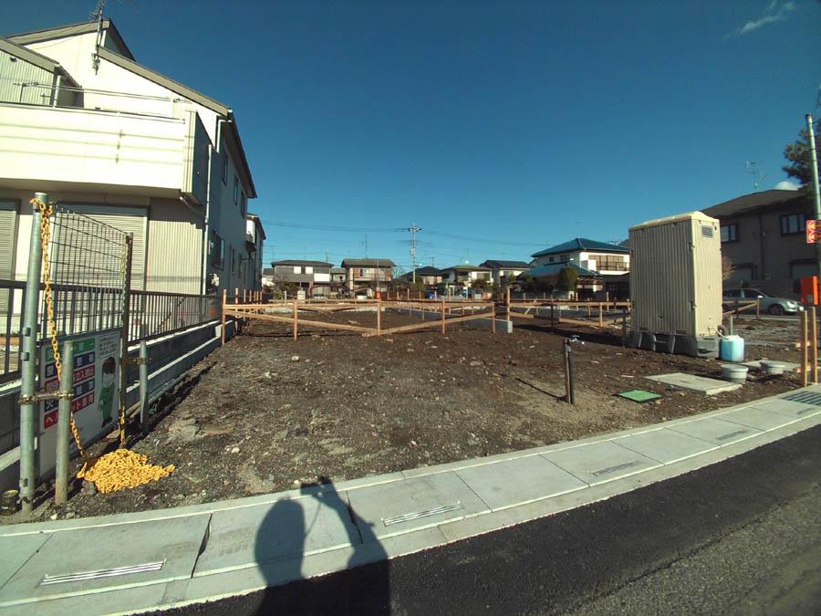 Local photos, including front road. 4 Building We offer the same use the finished model house of this property. Please feel free to contact us.