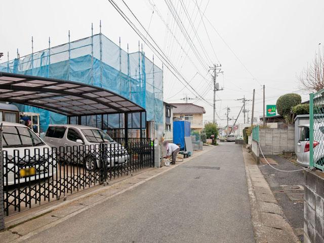 Local photos, including front road. ■ It is a quiet front road!