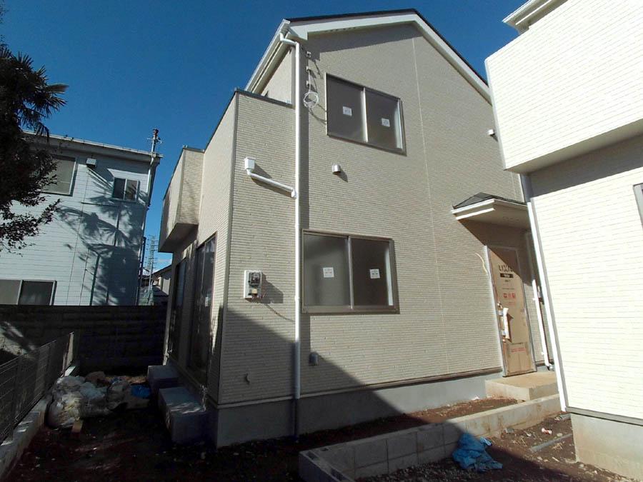 Local photos, including front road. We offer the same use the finished model house of this property. Please feel free to contact us. 