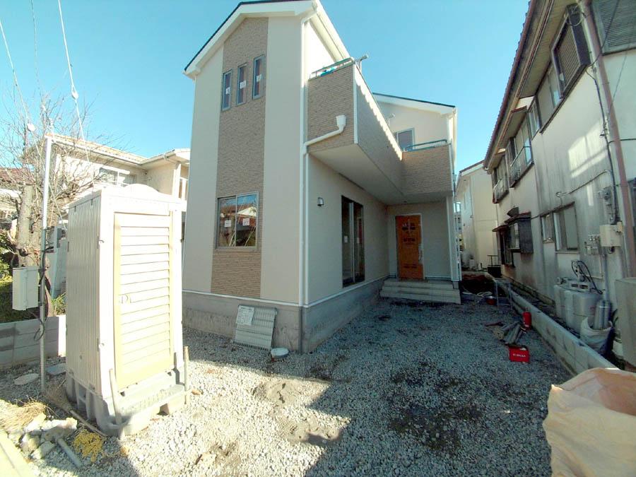 Local photos, including front road. We offer the same use the finished model house of this property. Please feel free to contact us.