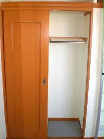 Receipt. Shelf and Paul with closet. 