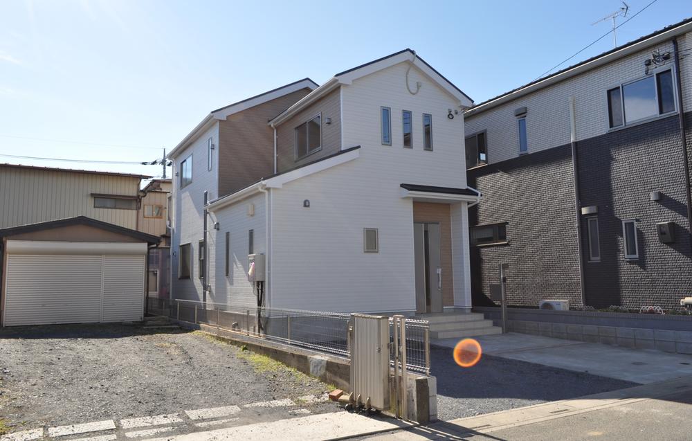 Local appearance photo. Local (11 May 2013) Shooting