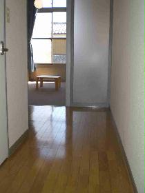 Entrance. Is the living room of the corridor and the carpet specification of flooring. 