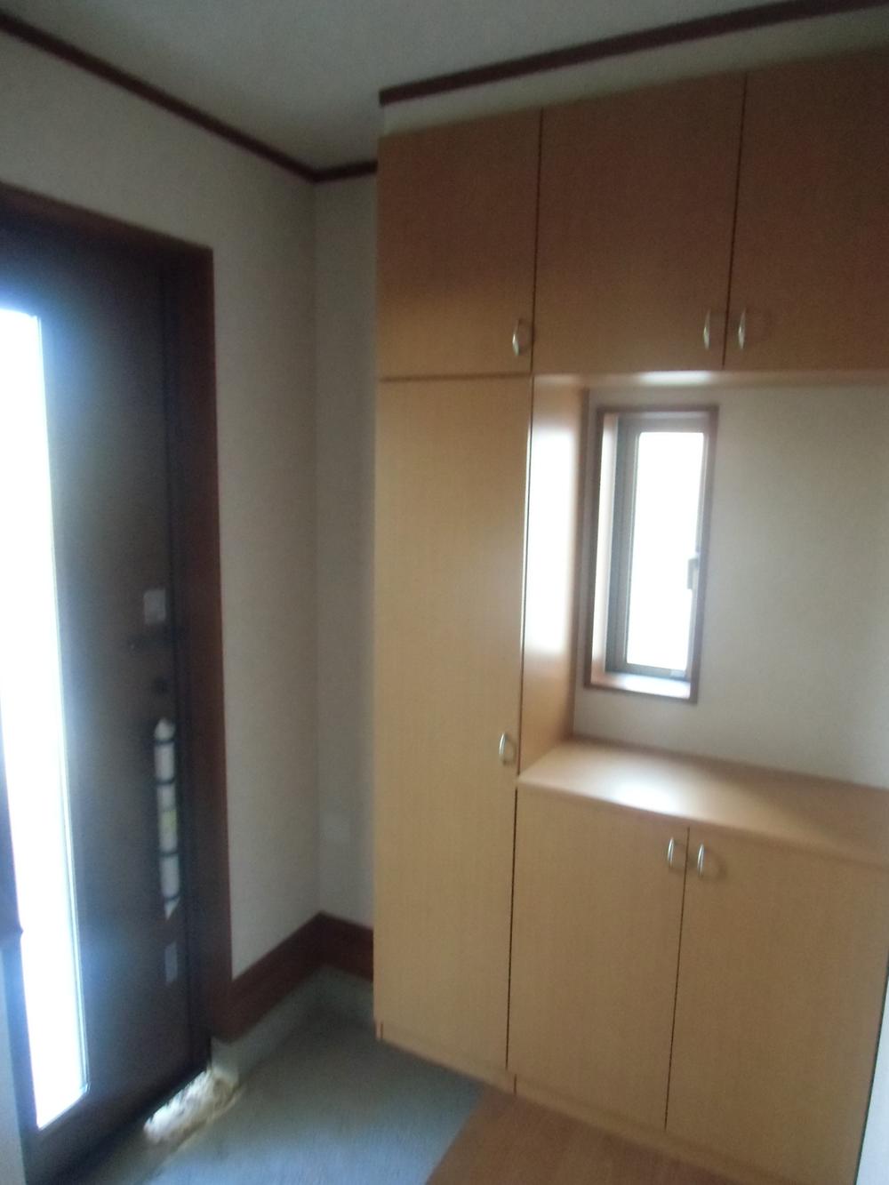 Entrance. Example of construction. Shoe closet that can be stored securely to the ceiling. 