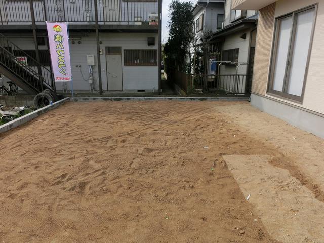 Garden. South 3.2m ~ 4.5m of the garden there