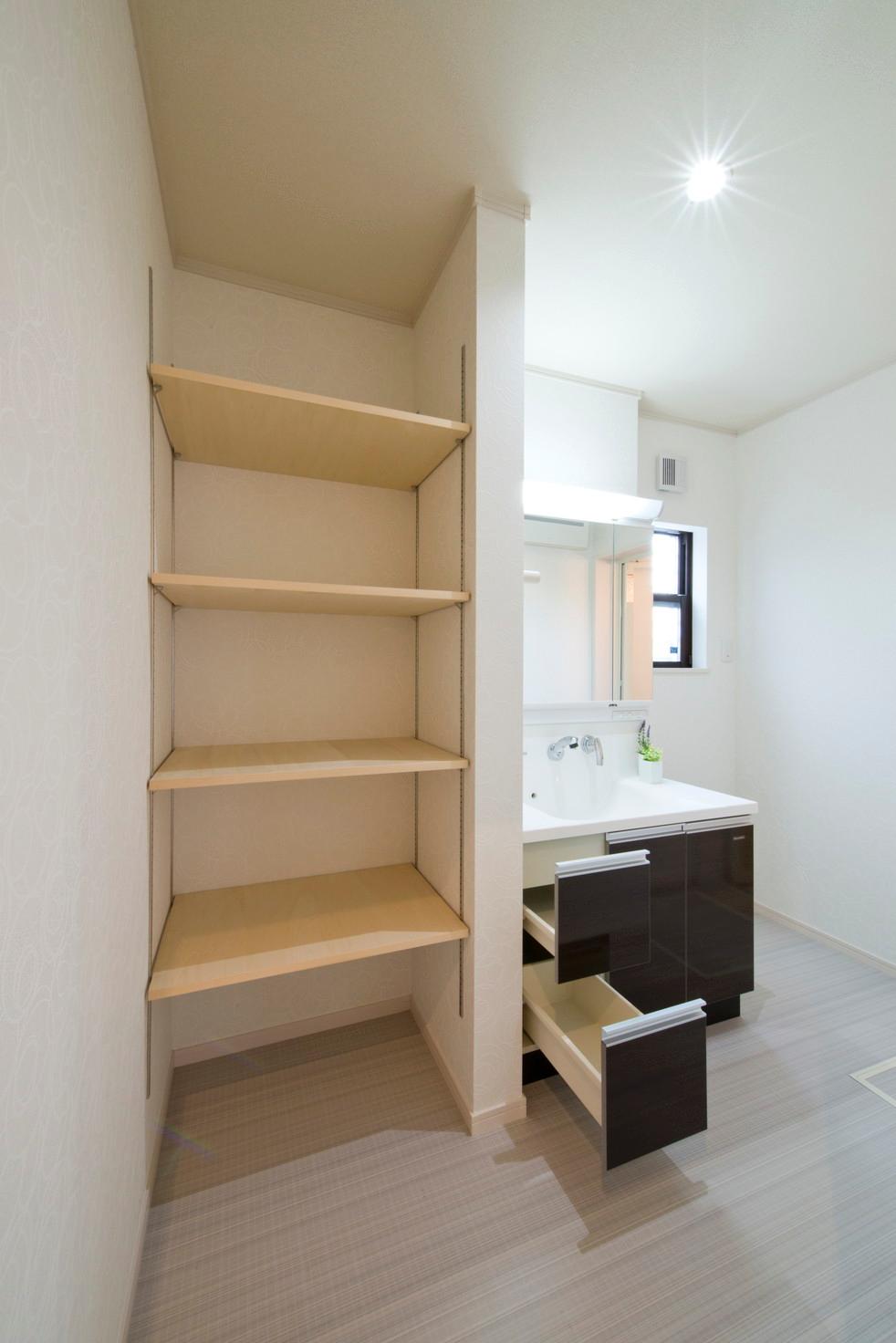 Same specifications photos (Other introspection). Our example of construction vanity is a three-sided mirror with storage enhancement plan of the room a certain width 90CM type.