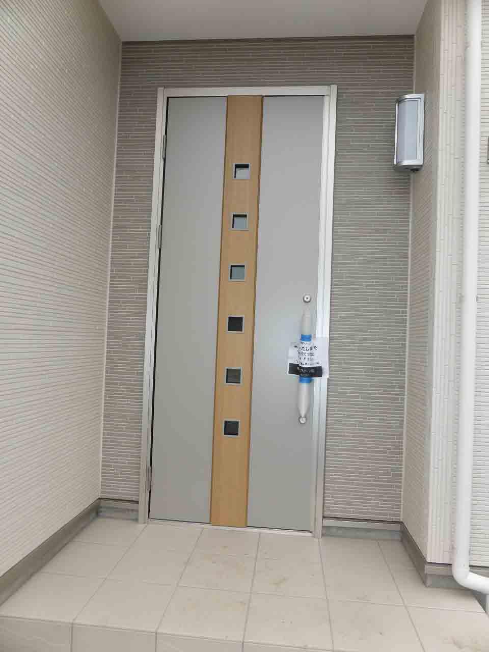 Entrance. Example of construction. 