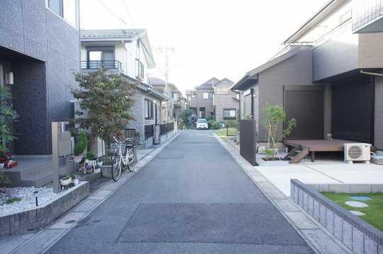 Local photos, including front road. Frontal road