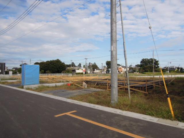 Local photos, including front road. Spacious grounds of the land 91.91 square meters! ! Nantei is wide! Local (10 May 2013) Shooting