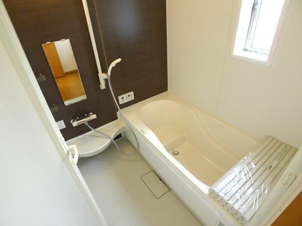 Bathroom. Windowed bathroom With ventilation drying heater Because the handrail is attached it is also safe for those of our elderly.