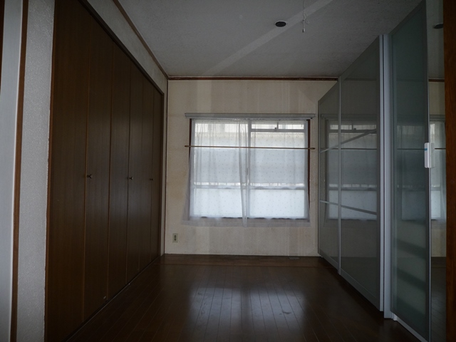 Living and room. Western-style 5 Pledge