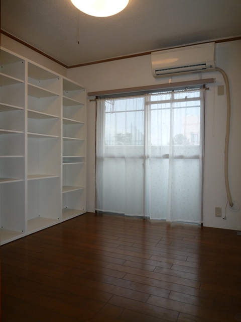 Living and room. Western-style 4.5 Pledge