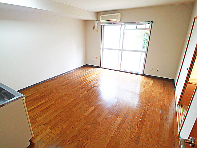 Living and room. Sunny 11 quires living