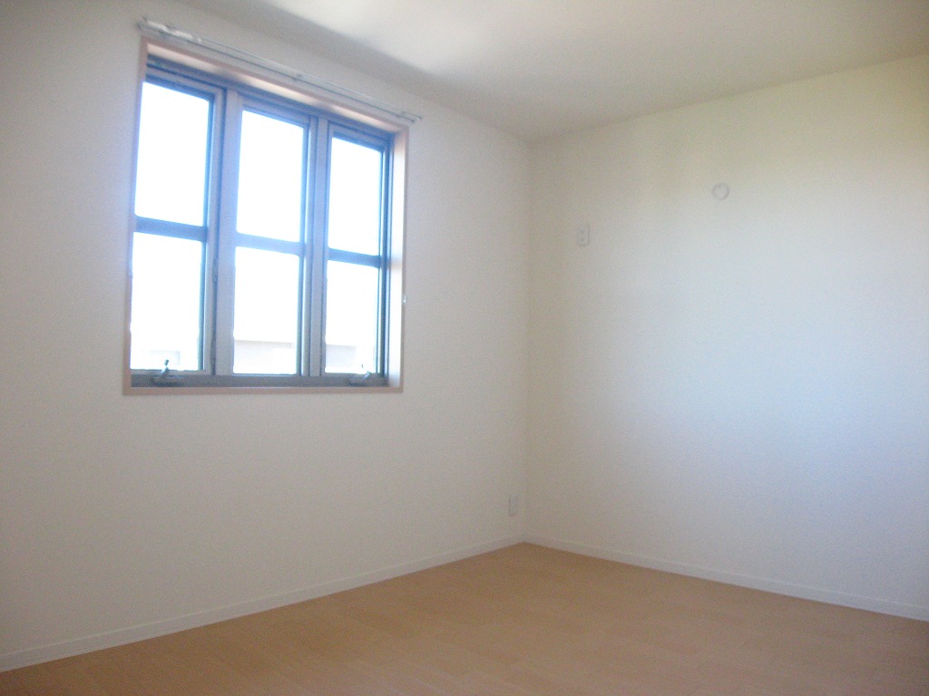 Other room space. The north side is a Western-style also comes with storage