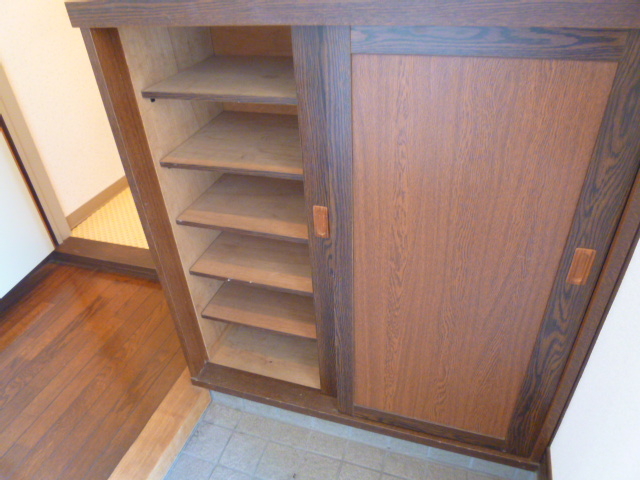 Entrance. ■ ■ There is also a shoe box housed in the entrance! ■ ■