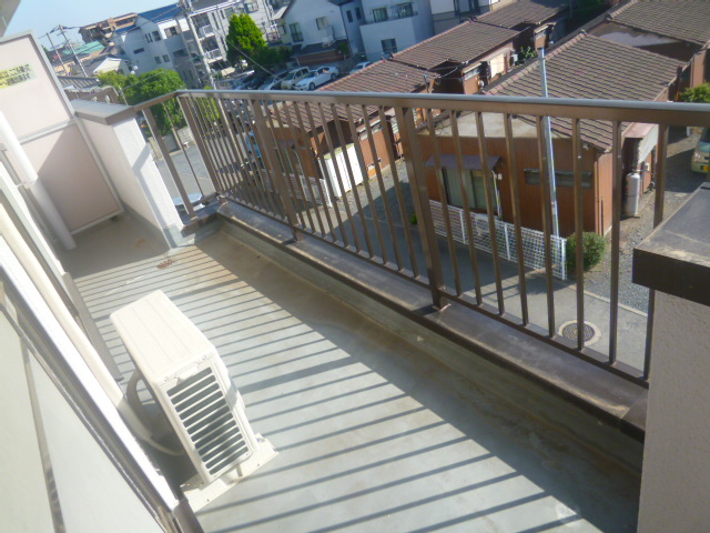 Balcony. ■ ■ Your laundry !! lot with a large balcony nice day ■