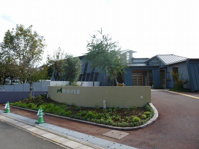 kindergarten ・ Nursery. Also appeared in the magazine in a unique kindergarten building to go and climb play equipment to the corridor (corridor) from 800m Hall first floor until the green poem nursery, It is a popular nursery. 