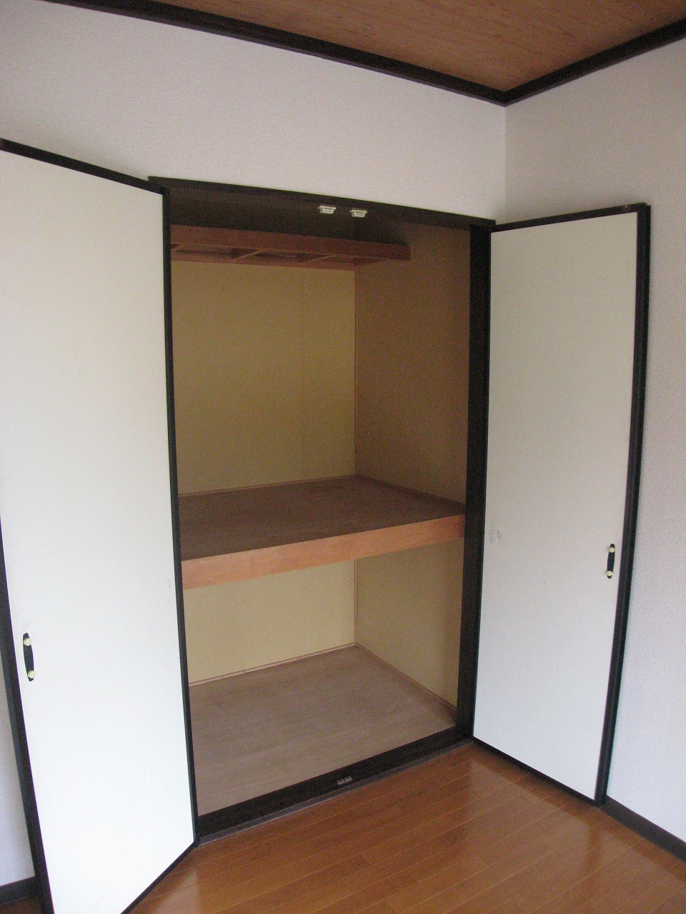 Receipt. Storage space of Western-style is.