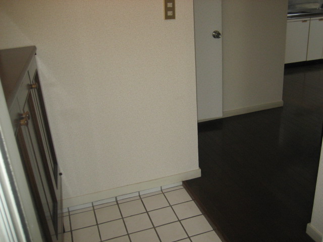 Entrance. It comes with shoes BOX