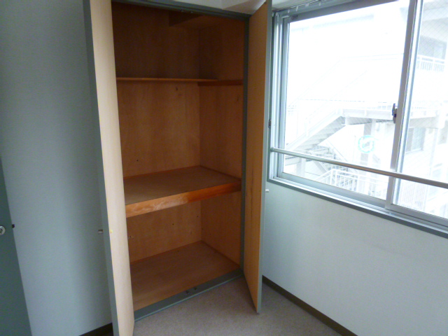 Receipt. Living is next to Western-style storage