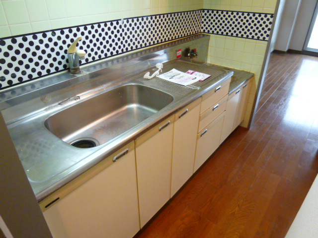 Kitchen. Stand-alone is a gas stove 2 burners installed Allowed ☆