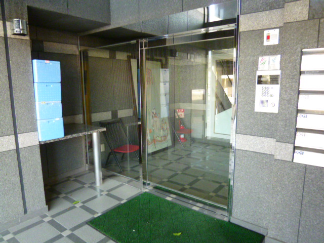 Other. Entrance is with Hall auto-lock ☆