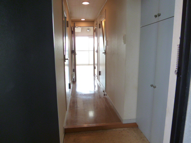 Entrance. Entrance hall is long ☆