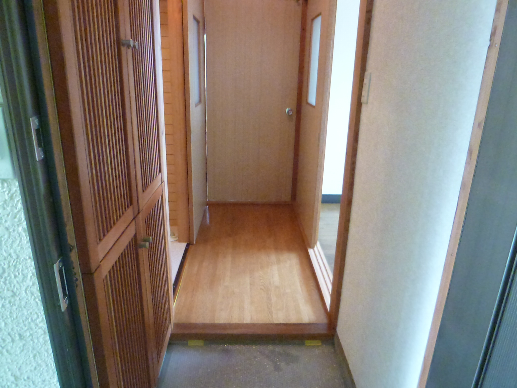 Entrance. With a large shoe case