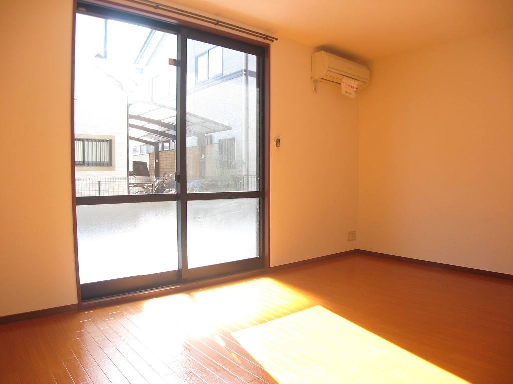 Living and room. Western-style with a single air conditioning! With a private garden