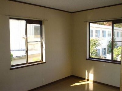 Living and room. Ventilation is also good!