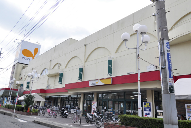 Supermarket. 860m to Daiei (super)