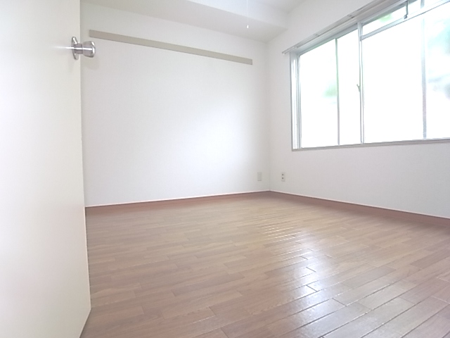 Other room space. Bright Western-style