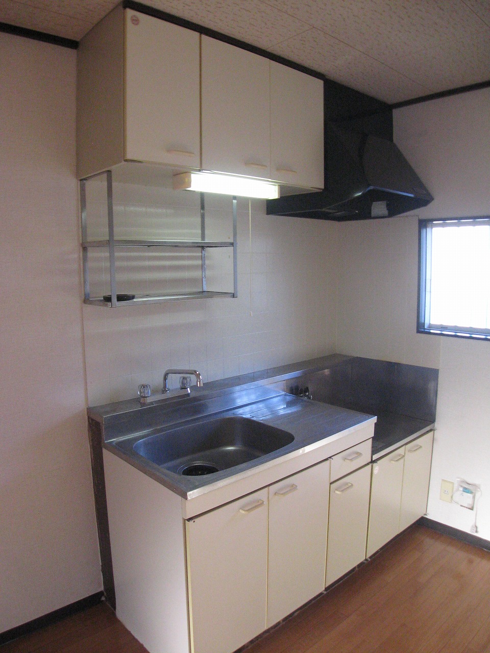 Kitchen. It is a clean kitchen