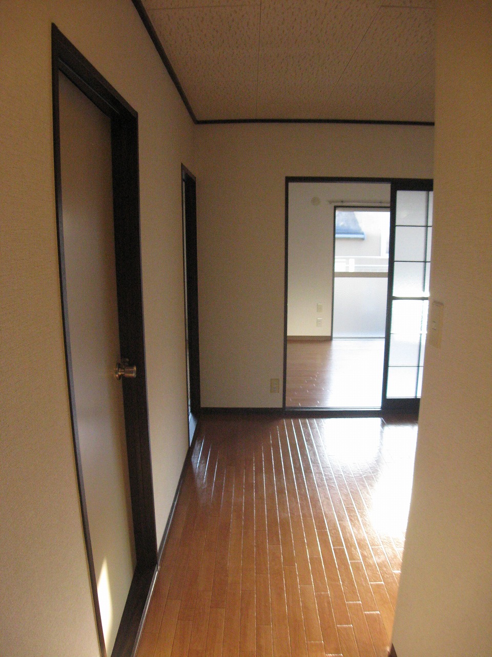 Other. Upon entering the front door right DK, The left side is of 5.5 quires Western-style